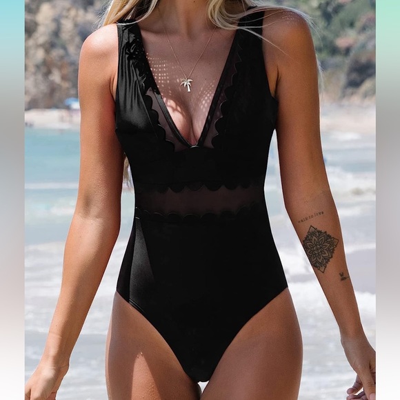 Cupshe Other - Cupshe woman’s Vneck scallop edge swimsuit